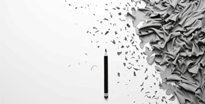 Un'immagine minimalista con un matita nera posizionata orizzontalmente su uno sfondo bianco, con scaglie di temperamatite sparse a formare una texture che si addensa verso il lato destro dell'immagine, evocando il processo creativo della scrittura e la generazione di idee.