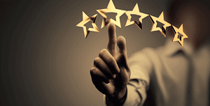 Un uomo d'affari invisibile seleziona la quinta stella in una serie di cinque stelle dorate, simboleggiando un feedback positivo. Il gesto suggerisce la valutazione della qualità del servizio o del prodotto, un concetto chiave nella misurazione della soddisfazione e della fedeltà del cliente.
