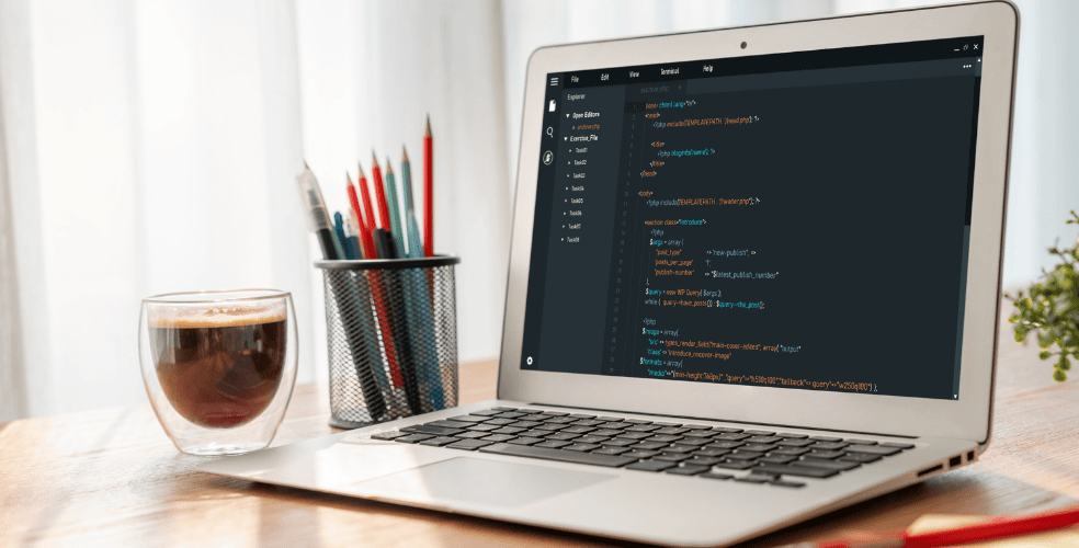 Crea un'immagine orizzontale che rappresenti visivamente il tema "Le basi della programmazione Java per i web designer". L'immagine dovrebbe rappresentare una fusione di web design e concetti di programmazione Java, con elementi come frammenti di codice sullo schermo di un laptop, modelli di design e l'iconico logo della tazza di caffè di Java. Includere segnali visivi che suggeriscono che la creatività incontra la tecnologia, come l'area di lavoro di un designer con una tavoletta digitale e una penna stilo accanto a una tastiera, a simboleggiare l'integrazione di programmazione e design. Questa composizione dovrebbe trasmettere l'idea che i web designer possono migliorare i loro progetti incorporando competenze di programmazione Java, colmando il divario tra design estetico e programmazione funzionale.