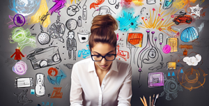 Una professionista creativa riflette su strategie di personal branding, con un muro dietro di lei pieno di idee vibranti e concetti innovativi.