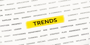 Primo piano su un testo evidenziato con la parola 'TRENDS' circondato da termini legati al business e al marketing su carta, rappresentando i trend emergenti nel web design che i professionisti del settore non dovrebbero trascurare nel 2025.