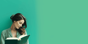 Una donna elegante con capelli neri e giacca verde legge intensamente un libro aperto su sfondo verde acqua, rappresentando l'utilizzo dello storytelling per captare l'attenzione e promuovere contenuti di siti web.