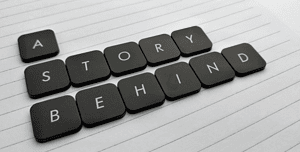 Tasti di tastiera neri che compongono la frase 'A STORY BEHIND' su sfondo bianco, rappresentando l'arte del copywriting e l'importanza di una narrazione forte e leggibile nei testi.