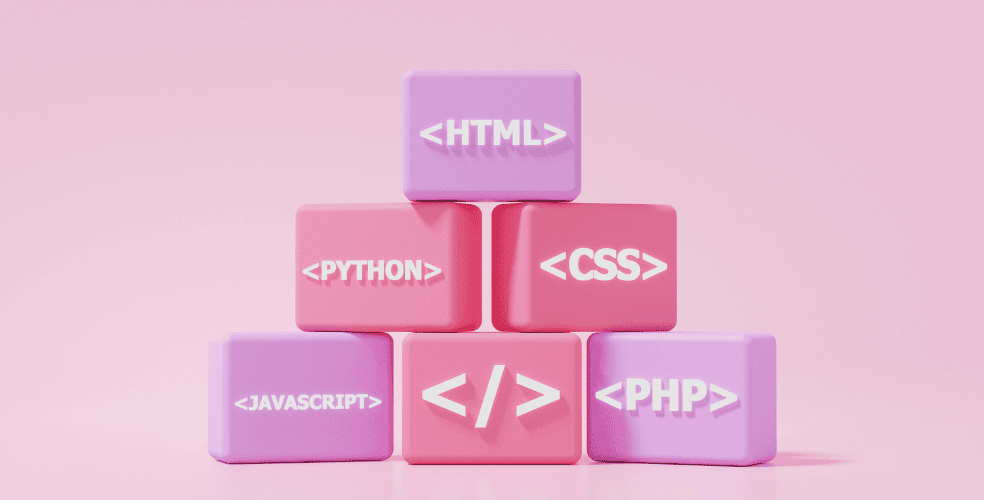 Cubetti impilati che portano etichette di linguaggi di programmazione come HTML, Python, CSS, JavaScript e PHP su uno sfondo rosa, simbolizzando i blocchi di costruzione del web design e la potenzialità del CSS.