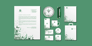 Set di branding aziendale con tonalità verdi che include cancelleria, orologio, e gadget, rappresentando una coerenza visiva tra tutti gli elementi per una forte immagine coordinata.
