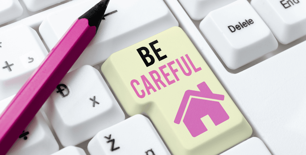 Tasto 'BE CAREFUL' giallo evidenziato su tastiera di computer con matita rosa, simboleggiando la necessità di scrivere con cautela e attenzione per costruire un personal branding efficace.