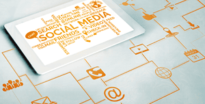 Tablet con parole chiave relative ai social media come 'chat', 'amici', e 'like' su uno sfondo con icone di connettività, indicando le metriche social essenziali per i web designer.