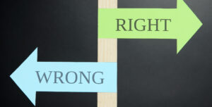 Segnale stradale con due frecce, una verde con la scritta 'Right' e una blu con la scritta 'Wrong', rappresentazione di scelte corrette e sbagliate nei test end-to-end.