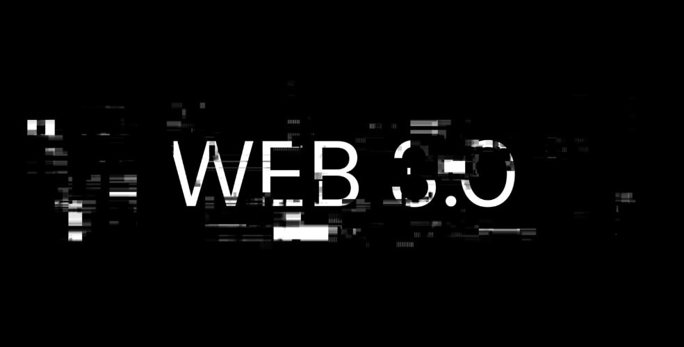 Parola 'WEB 3.0' in bianco su sfondo nero glitchato, rappresentazione degli strumenti indispensabili per web designer nell'era del Web 3.0.