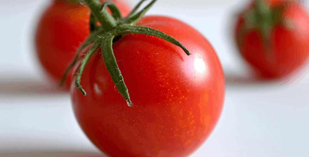 Primo piano di pomodori freschi, rappresentando la tecnica del pomodoro per la gestione del tempo e l'aumento della produttività.