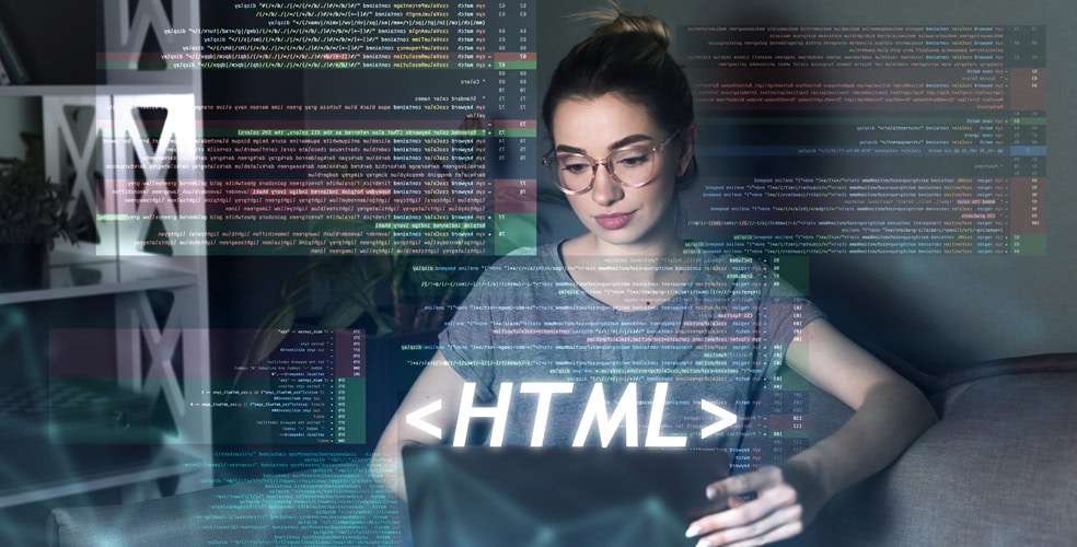 Donna che lavora su un laptop con codice HTML proiettato virtualmente davanti a lei, rappresentando lo sviluppo front-end in un ambiente moderno.