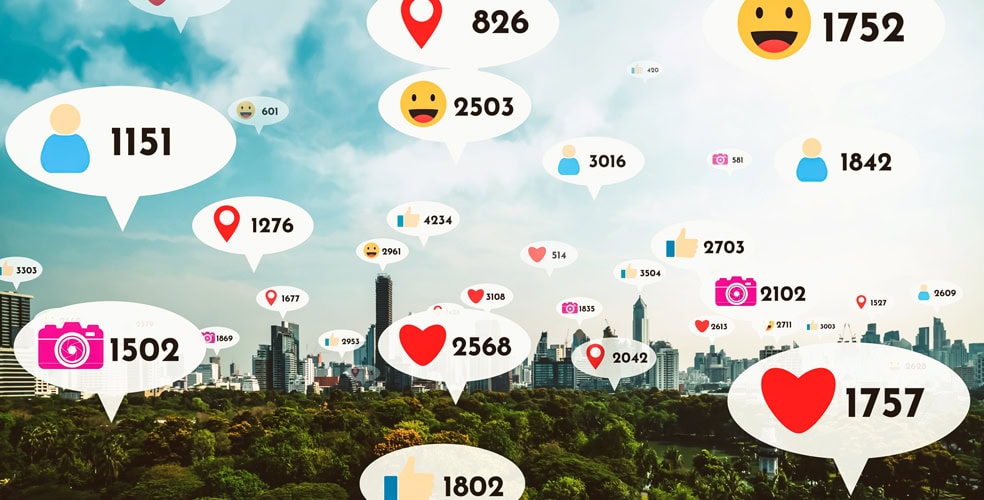 Numerose icone di social media e statistiche di engagement fluttuanti sopra uno skyline urbano, rappresentando l'importanza delle metriche social per i web designer.