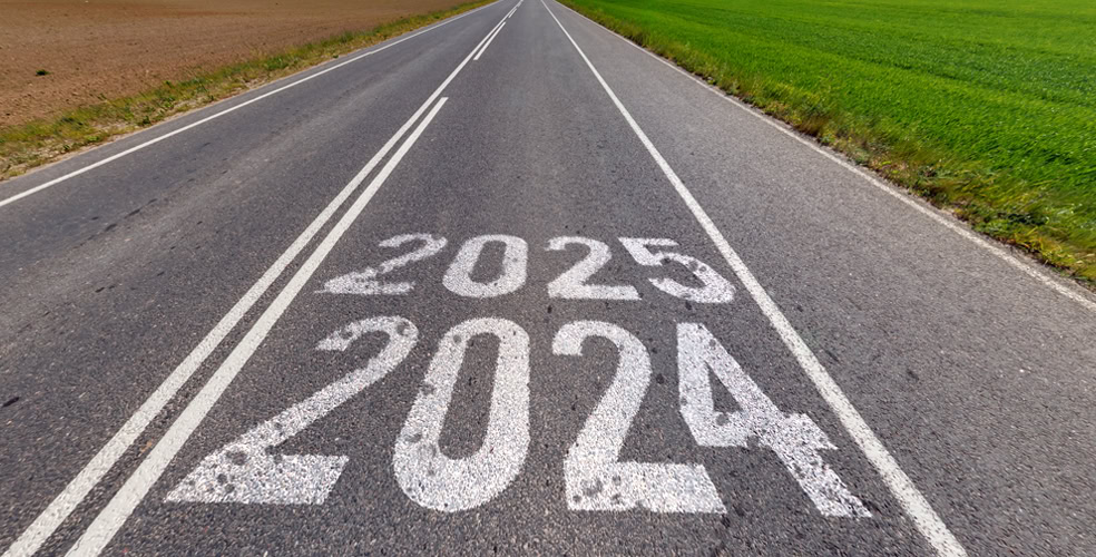 "Strada con le date 2024 e 2025 dipinte sull'asfalto, simboleggiando il tracciamento avanzato con Google Tag Manager e l'importanza di rimanere aggiornati.