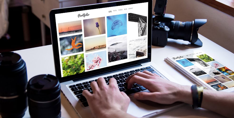 Persona che utilizza un laptop con vari progetti fotografici visualizzati sullo schermo, rappresentando la scelta delle migliori piattaforme per creare un portfolio online.