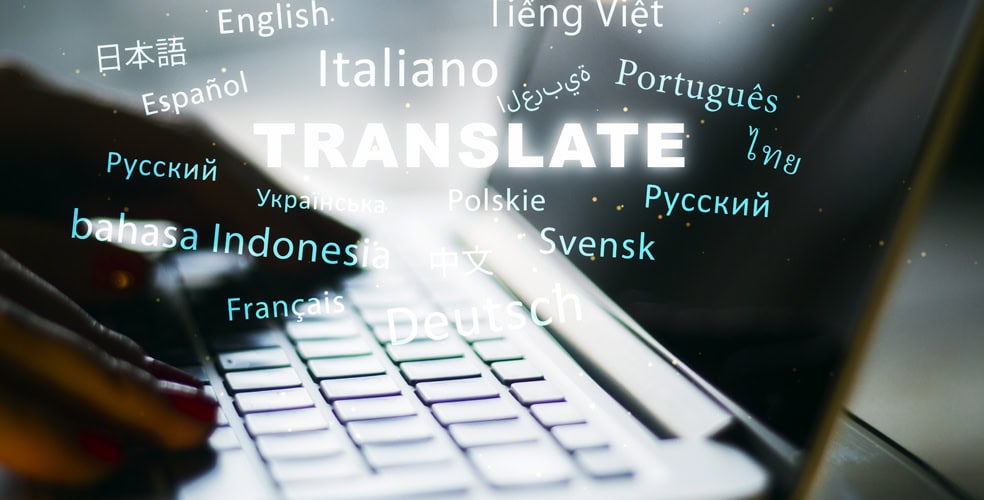 Primo piano di una tastiera con parole in diverse lingue e la scritta 'Translate' in evidenza, rappresentando la versatilità della programmazione reattiva e la sua importanza nella gestione di contenuti multilingua nel web design.