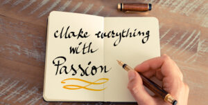 Quaderno aperto con calligrafia 'Make everything with Passion' scritto a mano, simboleggiando la dedizione nella scrittura per web designer.