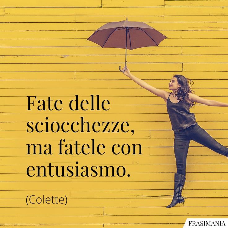 Una giovane donna sorridente salta in aria, reggendo un ombrello marrone, davanti a un muro giallo acceso. A sinistra, una citazione di Colette recita: "Fate delle sciocchezze, ma fatele con entusiasmo." L'immagine, vivace e piena di energia, sottolinea il messaggio di vivere con leggerezza e passione, pur nel contesto della responsabilità personale e della padronanza di sé stessi.