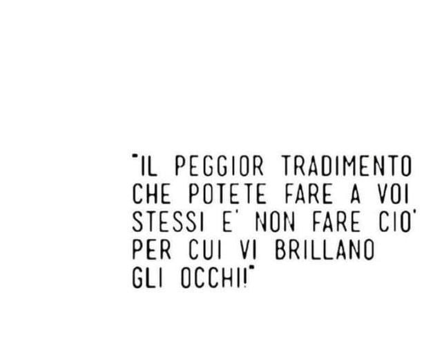 **Alt Text:** Una citazione motivazionale su sfondo bianco con il testo "Il peggior tradimento che potete fare a voi stessi è non fare ciò per cui vi brillano gli occhi!" scritto in caratteri neri, minimalisti e ben leggibili. L'immagine trasmette un messaggio di responsabilità personale e ispirazione per seguire le proprie passioni, evocando il tema del potere di essere autentici e fedeli a sé stessi.