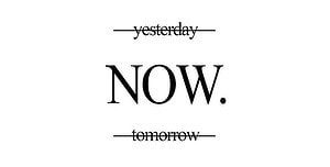 **Alt Text:** Un'immagine minimalista con testo nero su sfondo bianco che presenta le parole "yesterday" e "tomorrow" barrate, con al centro la parola "NOW." evidenziata in carattere grande e deciso. L'immagine trasmette un messaggio chiaro di concentrazione sul momento presente e sull'importanza di agire nel "qui e ora".