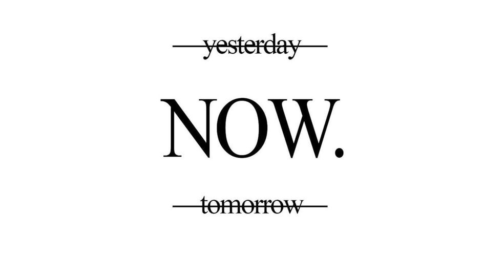 **Alt Text:** Un'immagine minimalista con testo nero su sfondo bianco che presenta le parole "yesterday" e "tomorrow" barrate, con al centro la parola "NOW." evidenziata in carattere grande e deciso. L'immagine trasmette un messaggio chiaro di concentrazione sul momento presente e sull'importanza di agire nel "qui e ora".