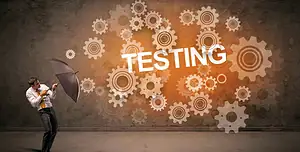 Immagine concettuale orizzontale: uomo in camicia bianca e cravatta gialla, spaventato, si protegge con un ombrello mentre guarda una parete scura su cui esplode una nuvola di ingranaggi sovrapposti color arancio con la scritta grande “TESTING”; metafora visiva della complessità dei test software, regressione e automazione che travolgono il team.