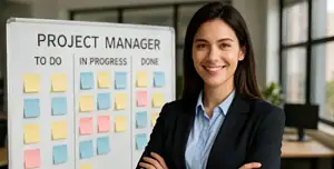 Project manager in ufficio luminoso che sorride a braccia conserte davanti a una lavagna Kanban orizzontale con tre colonne “TO DO”, “IN PROGRESS”, “DONE” piene di post-it colorati; contesto di gestione progetti Agile/Scrum, pianificazione attività e coordinamento team in ambiente open space.